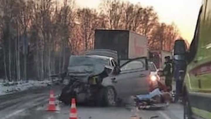 На Тюменском тракте в ДТП погибли двое детей и трое взрослых. Видео
