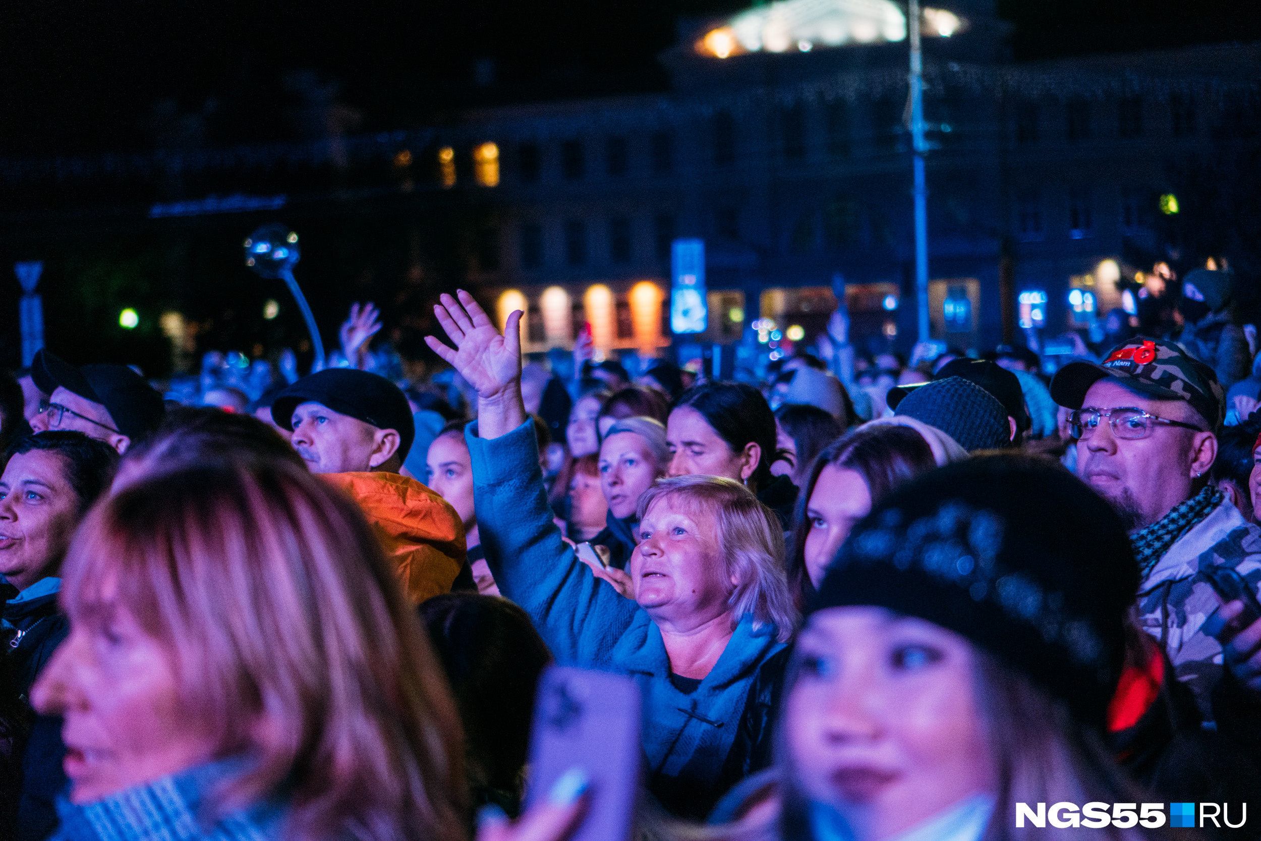 Возраст не помеха на концерте Преснякова — молодежь со смартфонами неплохо соседствует с людьми постарше