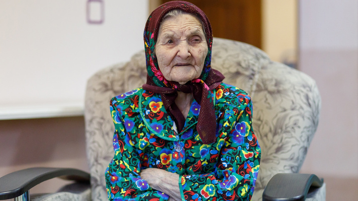 «Я еще ему спою "По полю танки грохотали"»: 106-летняя долгожительница сделала прививку от COVID-19