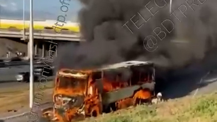В Уфе горит пассажирский автобус. Водитель получил ожоги