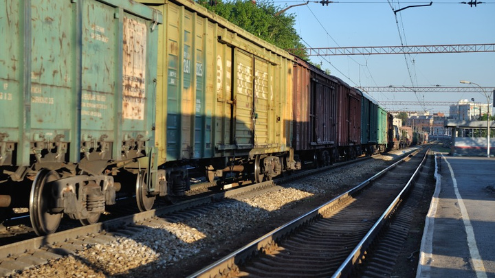 «Сошел с рельсов»: на Уральском заводе поезд насмерть сбил женщину