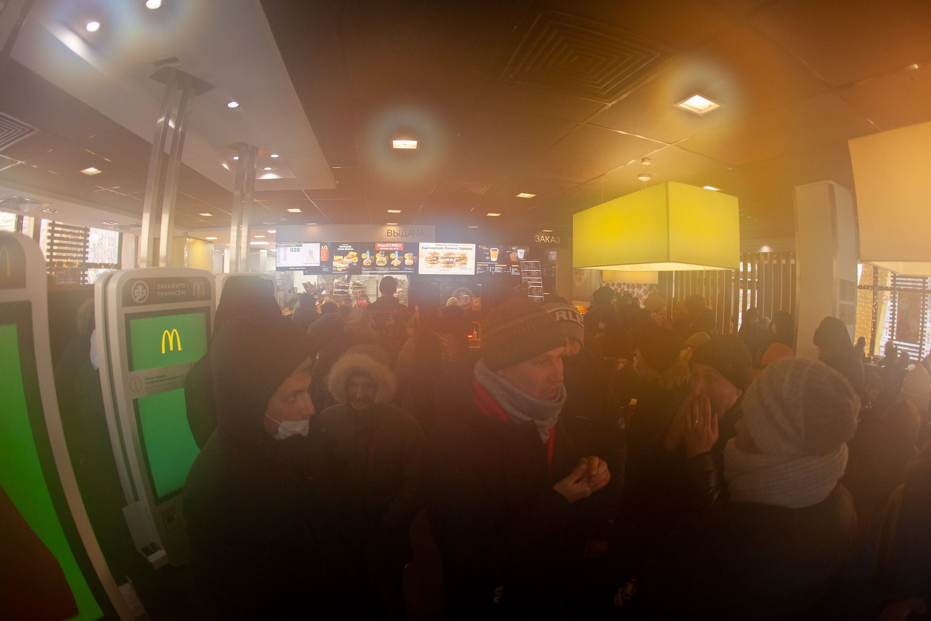 Многие отогревались в кафе, кто-то приносил термосы и угощал митингующих горячим чаем Многие отогревались в кафе, кто-то приносил термосы и угощал митингующих горячим чаем