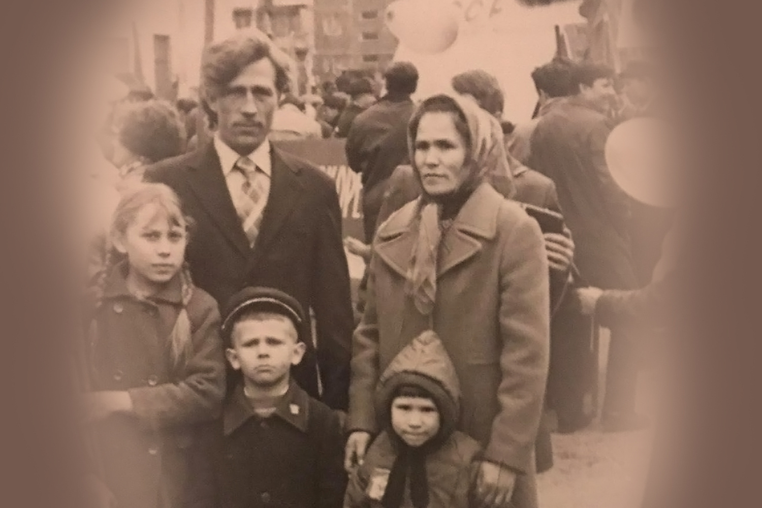 На этом фото Елена (она самая маленькая) на первомайской демонстрации в Челябинске