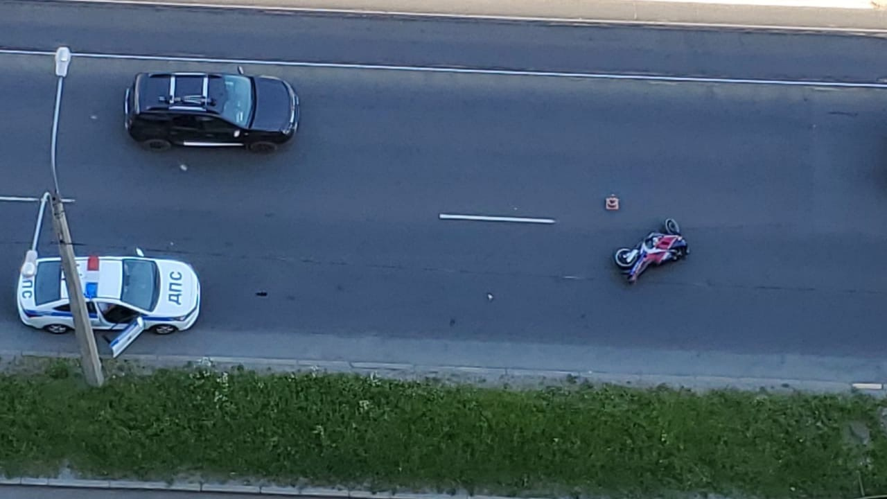 После ДТП с мотоциклом на проспекте Обуховской Обороны в больницу увезли мужчину