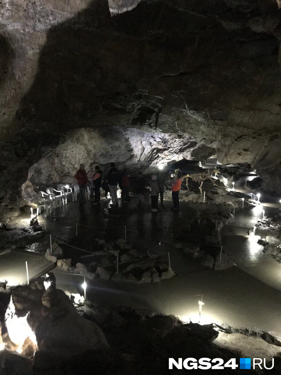 А это уже внутри Караульной пещеры — вход сюда только по билетам и в сопровождении экскурсовода