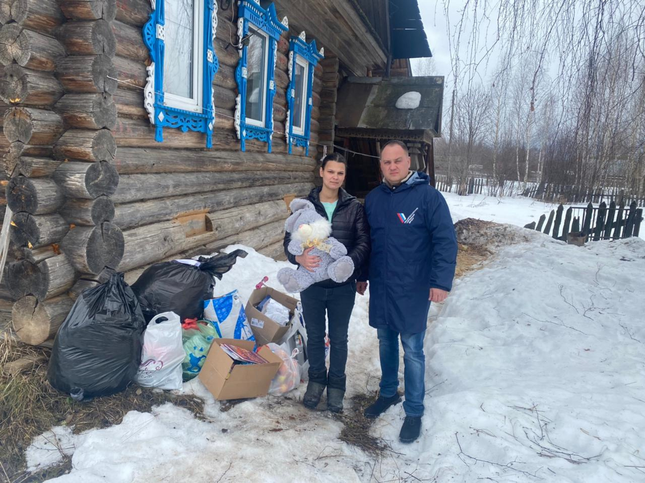 Рустам Айзатуллин помогает матери двоих детей Светлане Шишкиной с января 2020 года