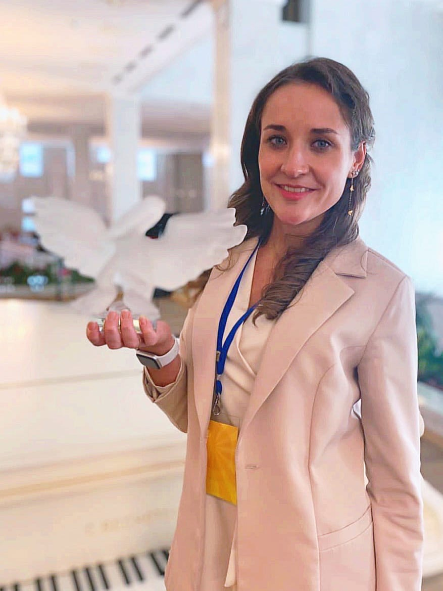 Екатерина за победу в конкурсе получила большого хрустального пеликана — символ конкурса «Учитель года»