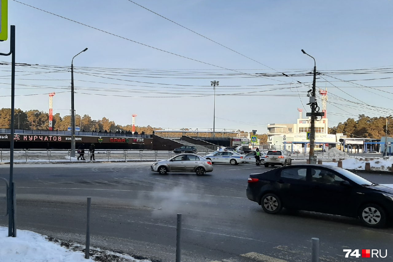 К стадиону имени Елесиной и студенческой поликлинике уже не подъехать К стадиону имени Елесиной и студенческой поликлинике уже не подъехать