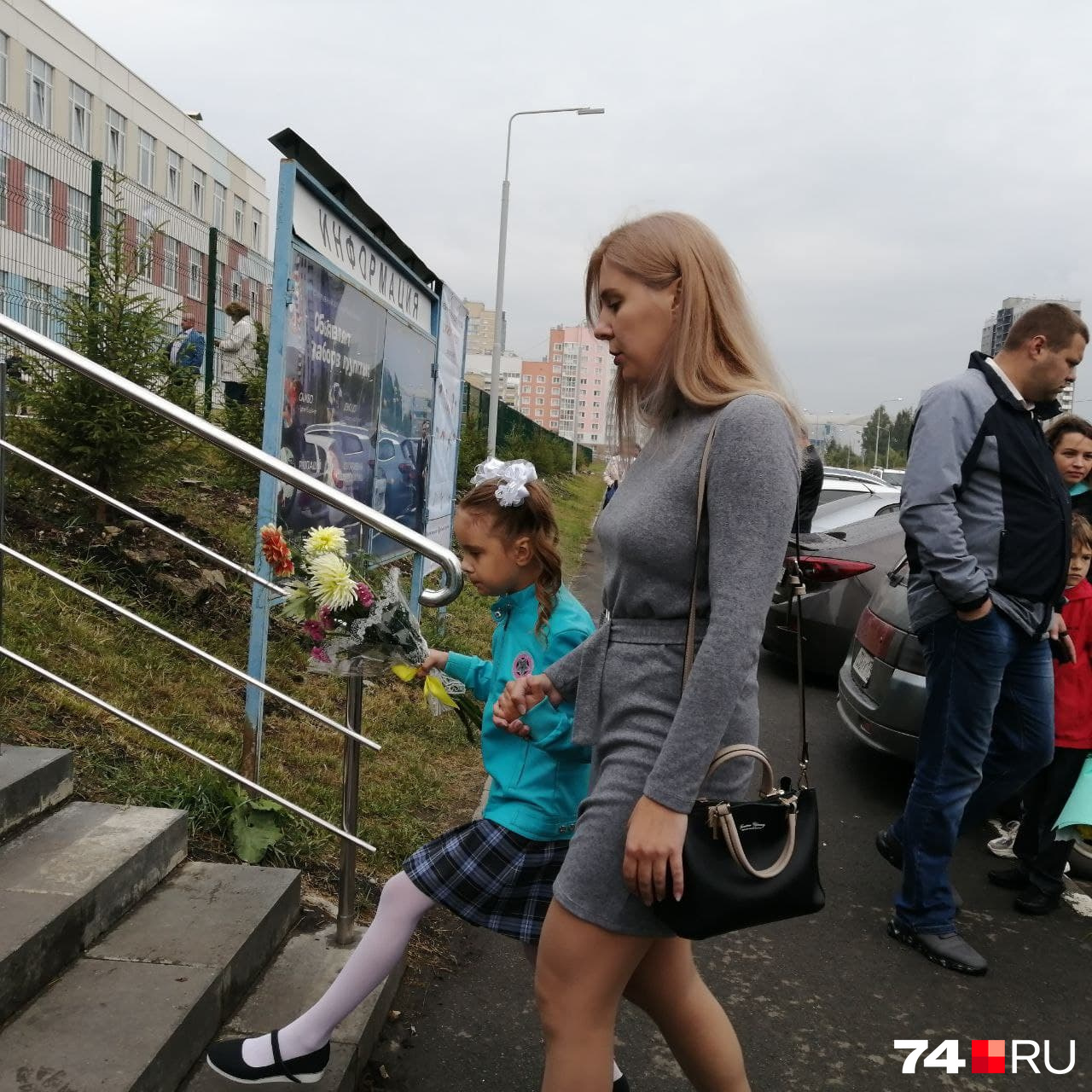 Пока для одних классов линейка закончилась, начинают подходить дети помладше Пока для одних классов линейка закончилась, начинают подходить дети помладше