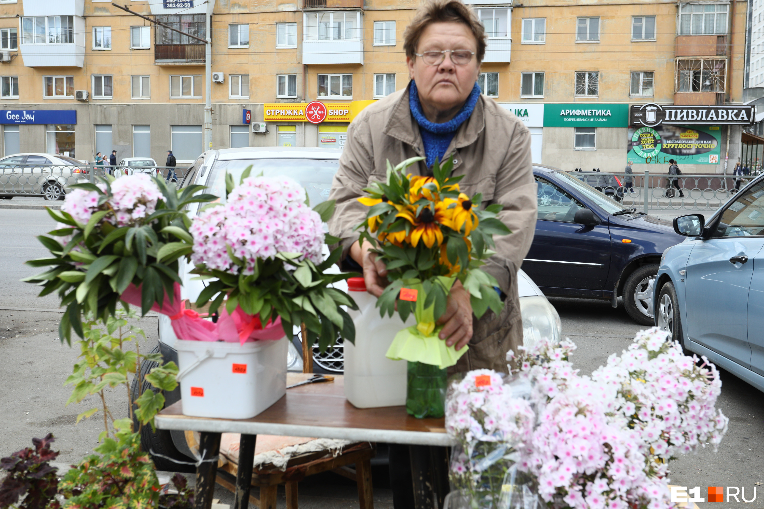 Желтые цветы в руках этой женщины — рудбекия, по 150 рублей за букет