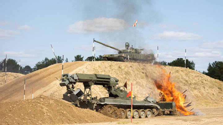 Рев двигателей и грохот танков: фоторепортаж с финала армейских игр в Тюмени