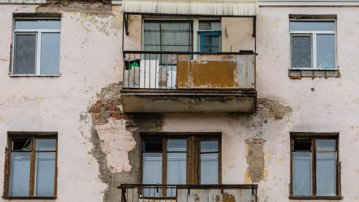 «Ребенок был без присмотра»: СК начал проверку после падения девочки из окна в Закамске