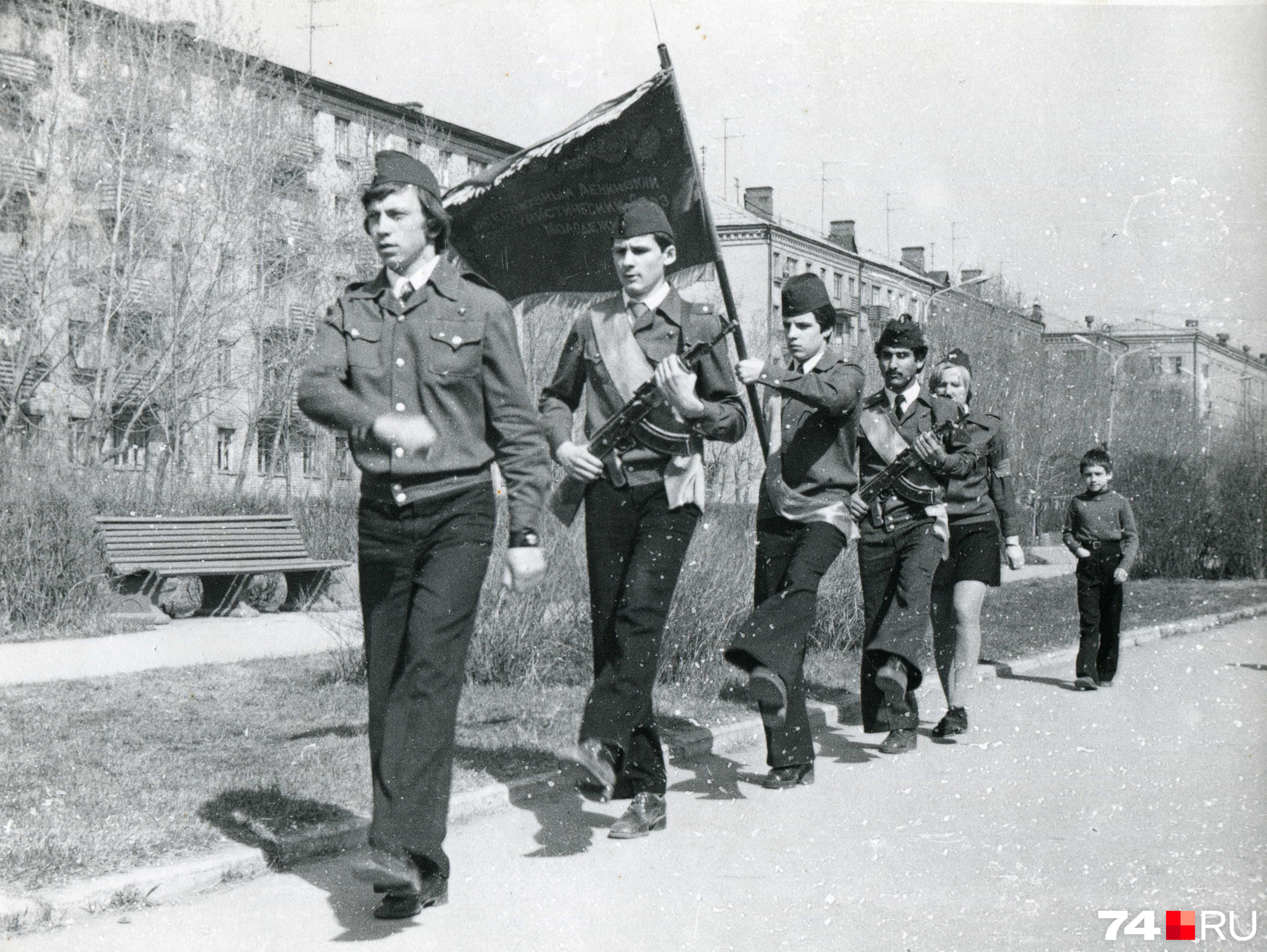 Почетный караул во время выхода к посту <nobr class="_">№ 1</nobr> у Вечного огня в Металлургическом районе Челябинска. Май 1981 года