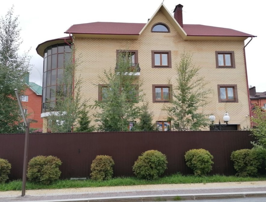 Дом расположен в 37-м микрорайоне Сургута