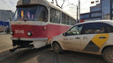 Затронуло четыре маршрута: в центре Волгограда ДТП с такси остановило движение трамваев