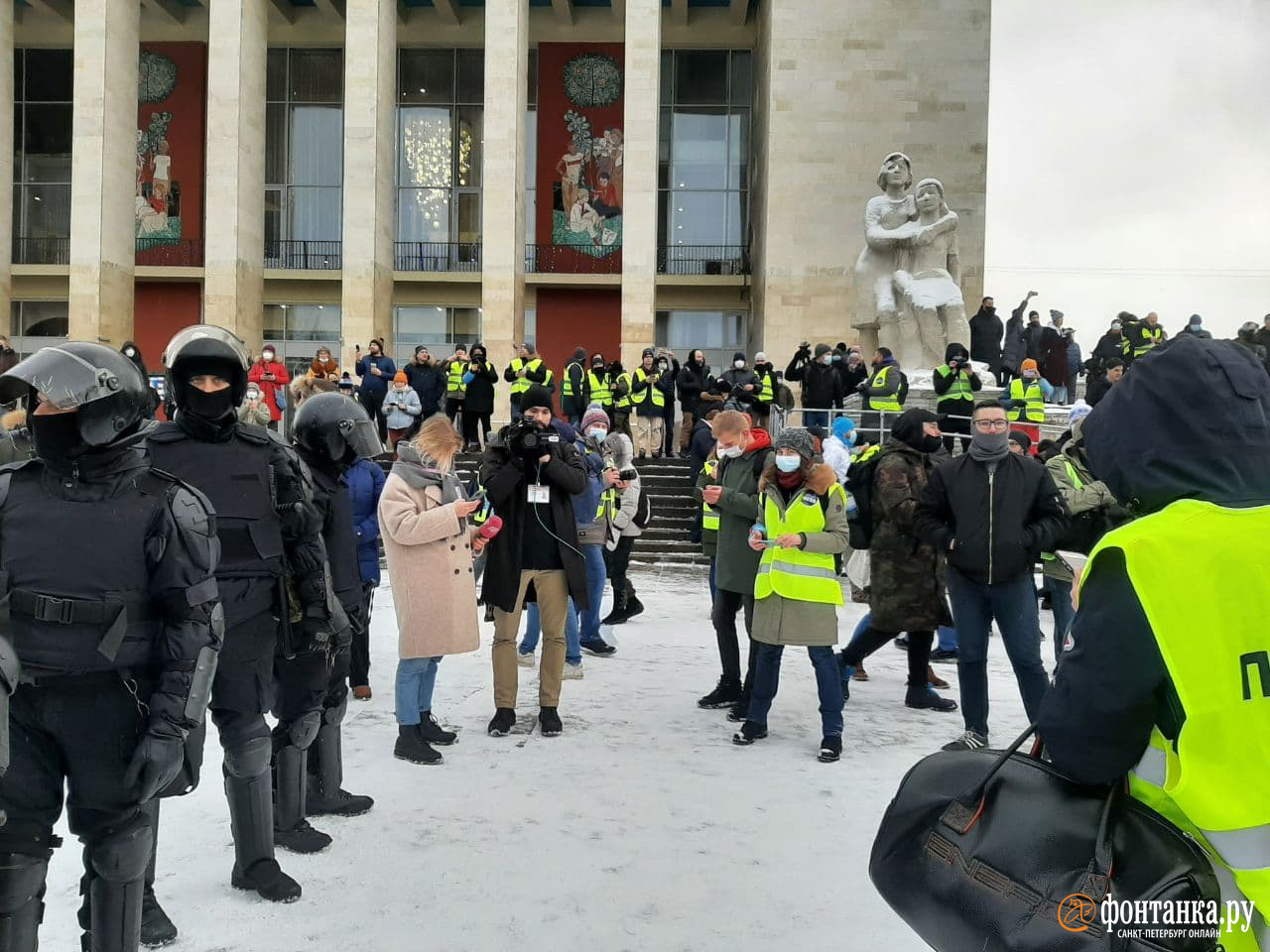 У ТЮЗа на Пионерской больше тысячи несогласных. Люди продолжают идти - 31  января 2021 - Фонтанка.Ру