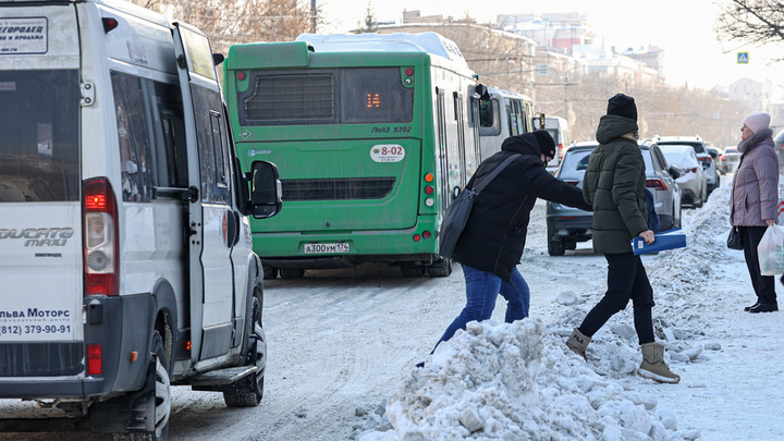 Мэр Челябинска попросила дорожников расчистить дороги от снега и наледи за пару дней. Как думаете, справятся?
