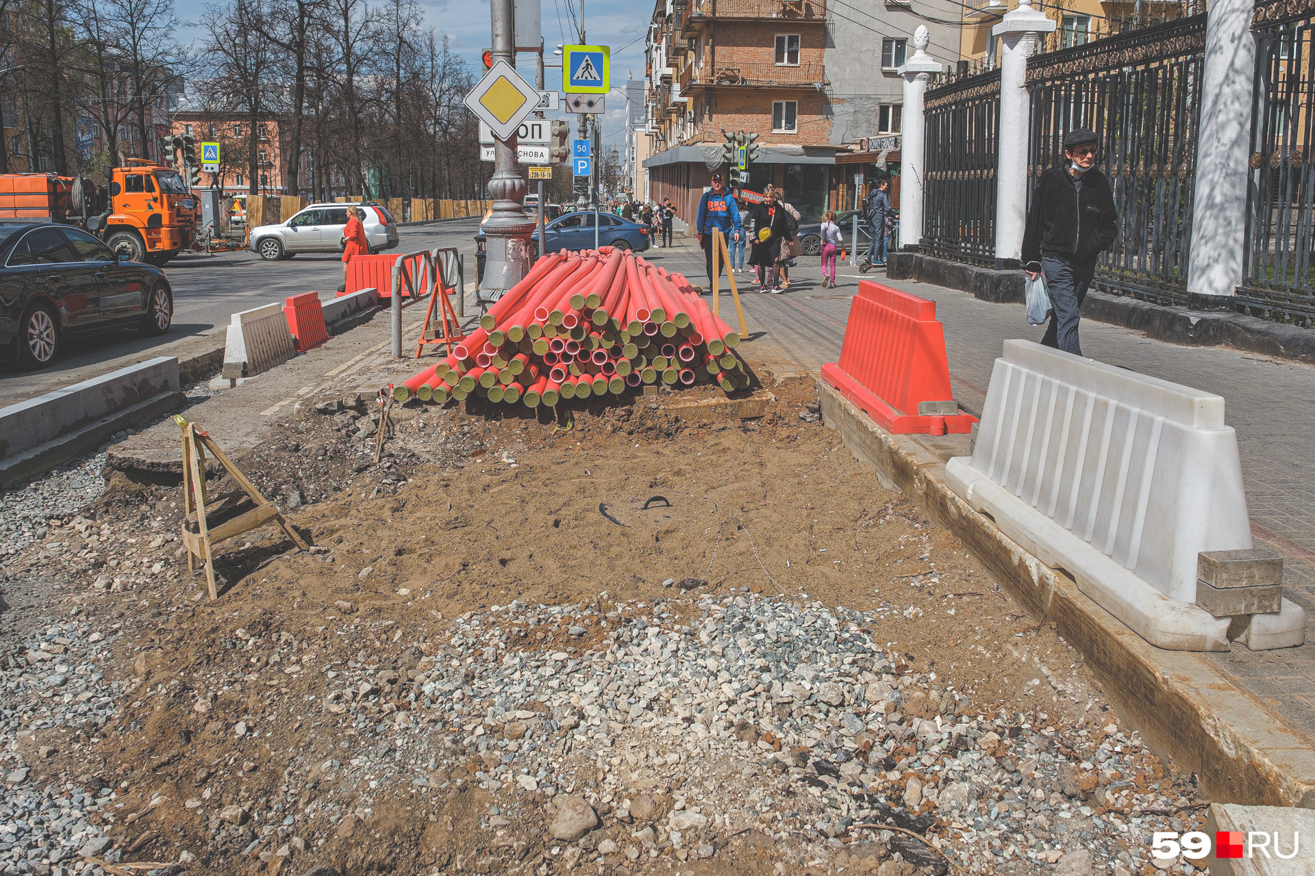 На этом месте была парковка, а будет тротуар На этом месте была парковка, а будет тротуар