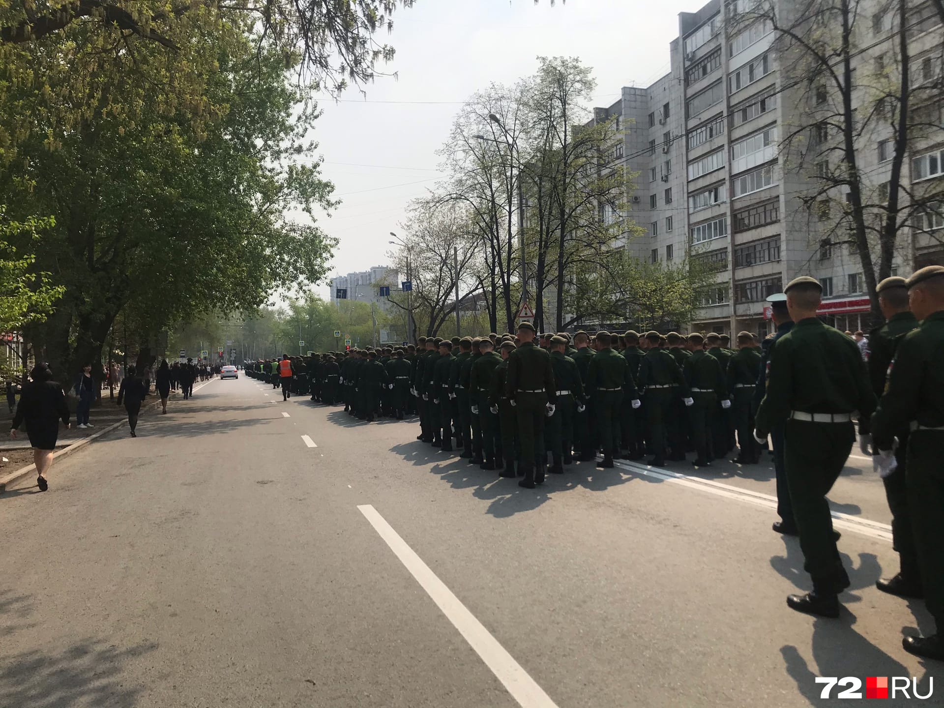 Солдаты шли от ТВВИКУ до ул. Таймырской Солдаты шли от ТВВИКУ до ул. Таймырской