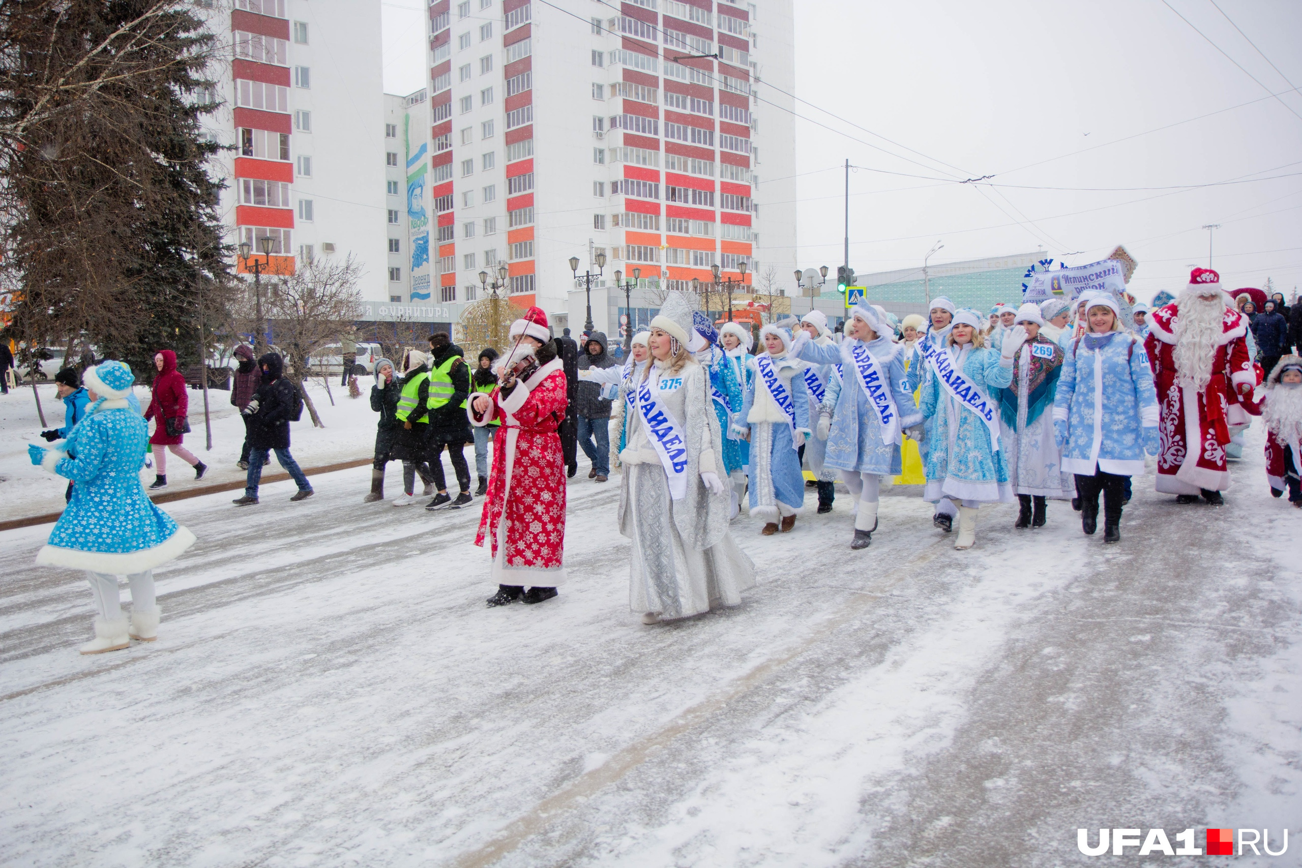 Парад снегурочек в кемерово. Парад дед Морозов снегурочек в Уфе в 2021 году. Парад снегурочек 2021 победитель. Парад снегурочек Уфа 2023. Парад снегурочек в Уфе 2022.