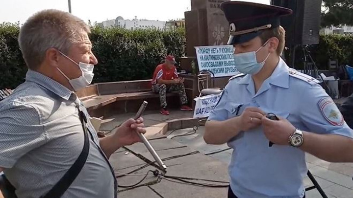 В Екатеринбурге оштрафовали мужчину, который стоял с металлическим воротком в руках рядом с акцией протеста