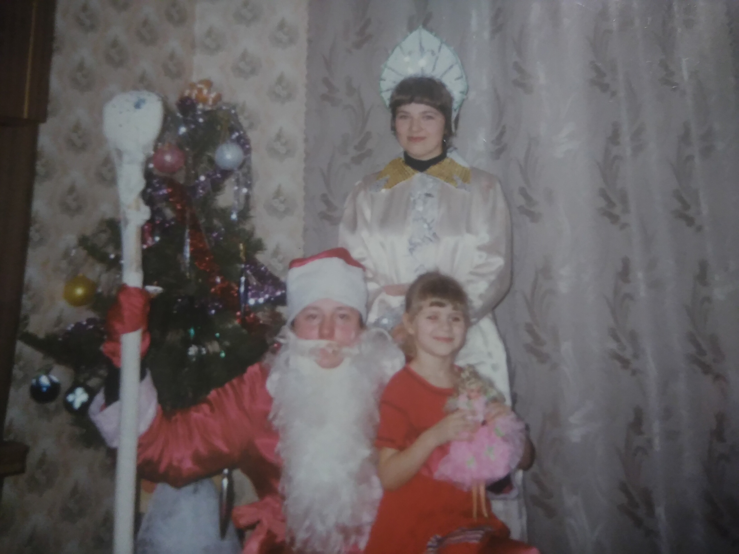 А это цветной привет из <nobr class="_">90-х</nobr>. Тогда девочка Полина узнала в Дедушке Морозе папиного друга А это цветной привет из <nobr class="_">90-х</nobr>. Тогда девочка Полина узнала в Дедушке Морозе папиного друга