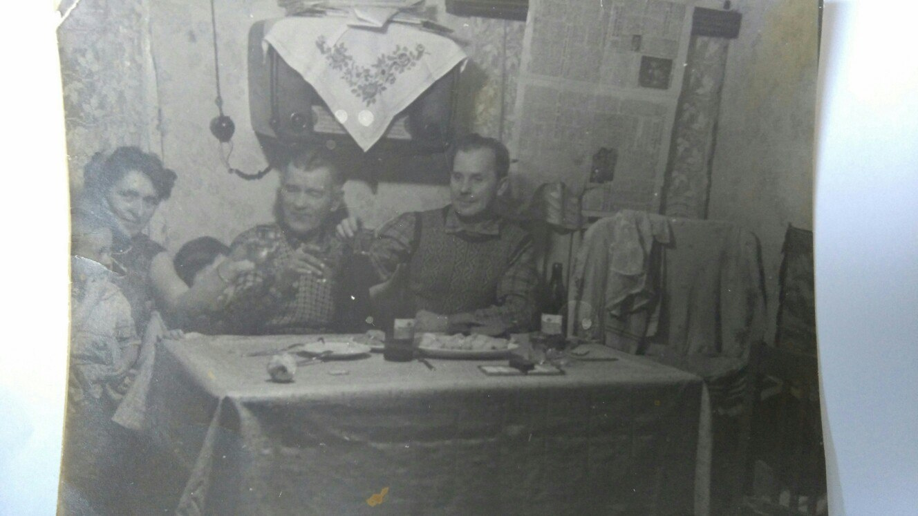 А вот так отмечали <nobr class="_">1964 год</nobr>. Салфетка на радио как черта времени, и само оно такое большое, а сегодня может уместиться в телефоне А вот так отмечали <nobr class="_">1964 год</nobr>. Салфетка на радио как черта времени, и само оно такое большое, а сегодня может уместиться в телефоне