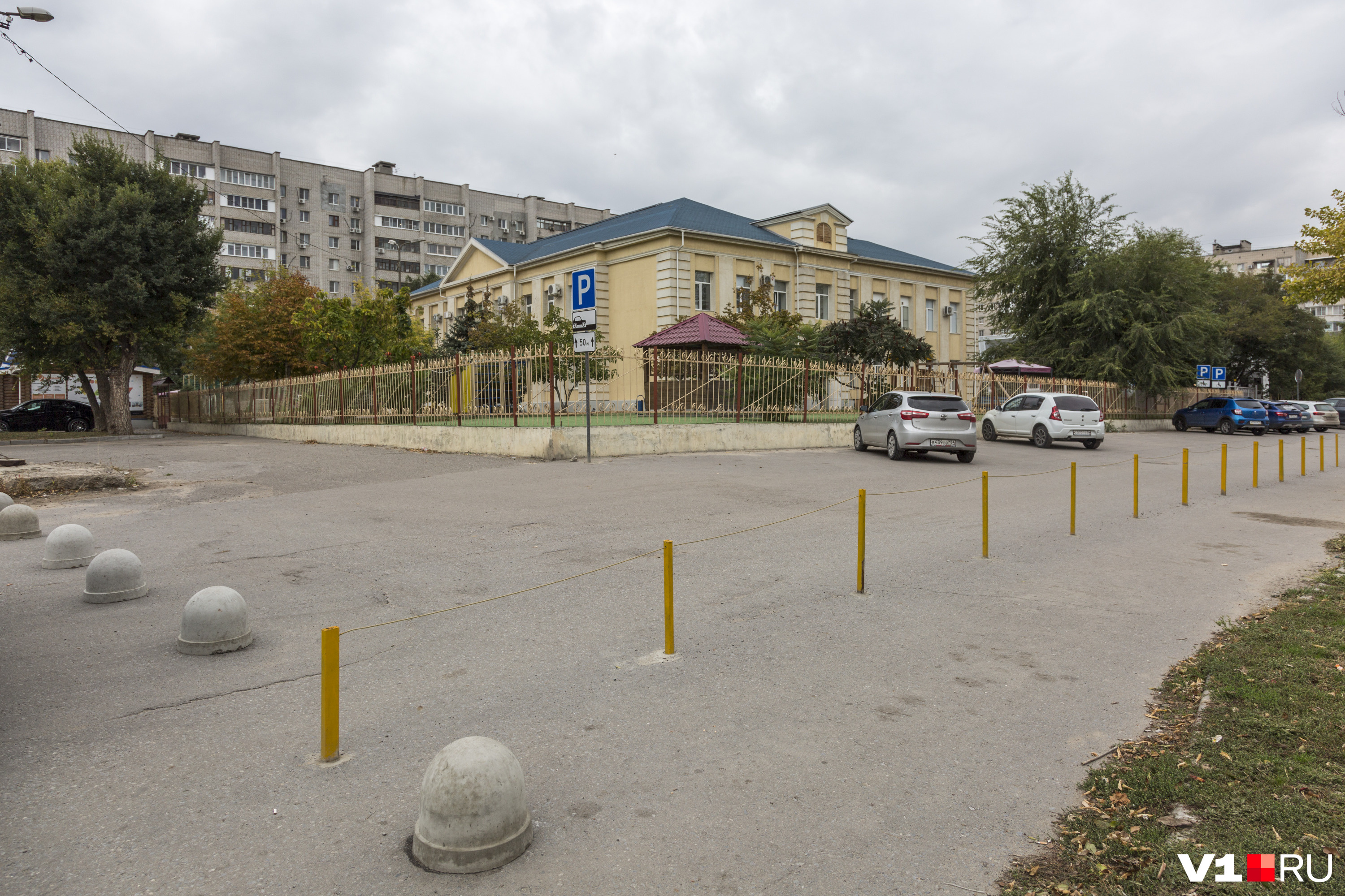 Бетонные полусферы и столбики защищают парковку у школы от ставших чужими машин местных жителей Бетонные полусферы и столбики защищают парковку у школы от ставших чужими машин местных жителей