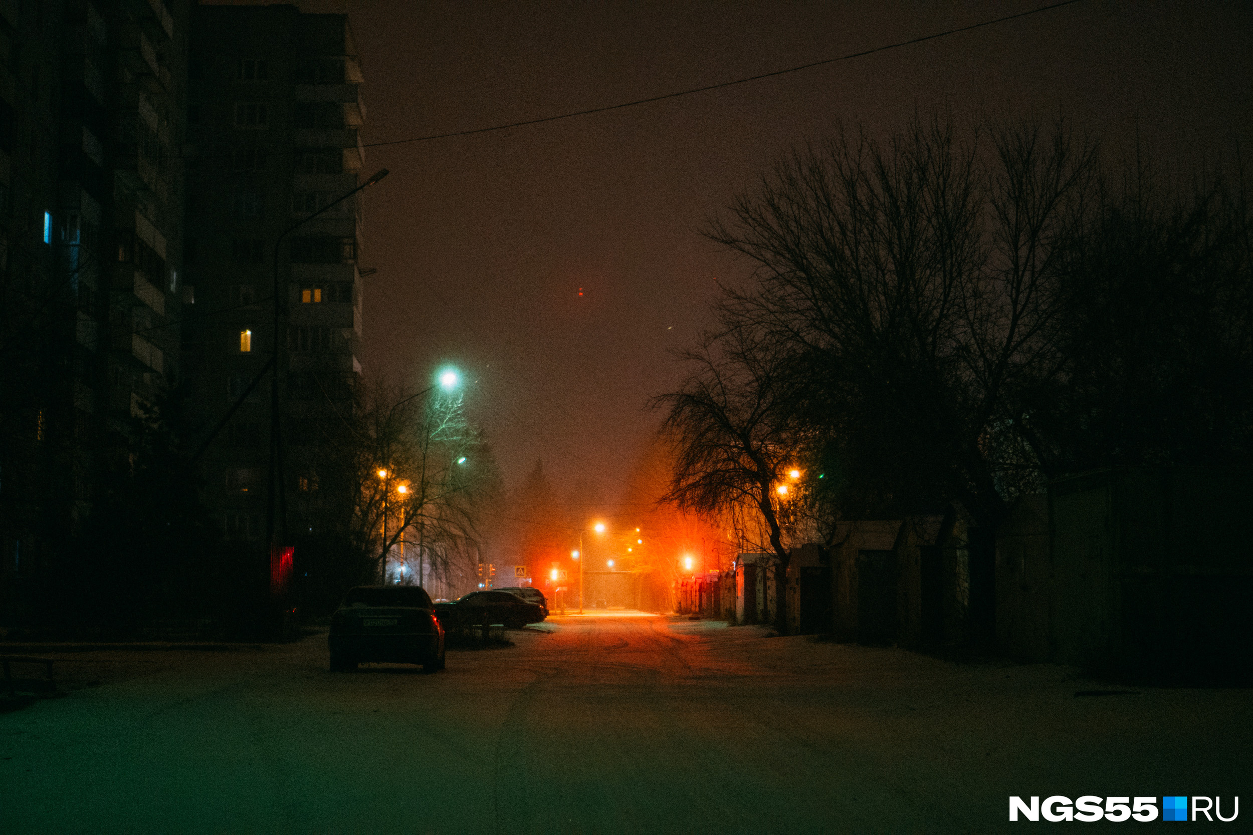 Свет в конце улицы манит, обещая больше ярких снежных зрелищ