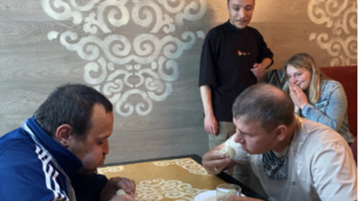 В Красноярске впервые прошел чемпионат по поеданию бууз на скорость