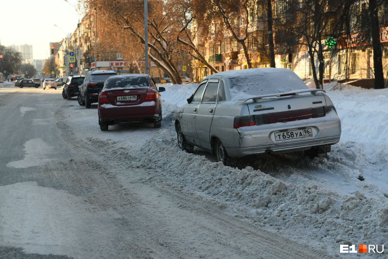 Машины мешают уборке снега на дорогах