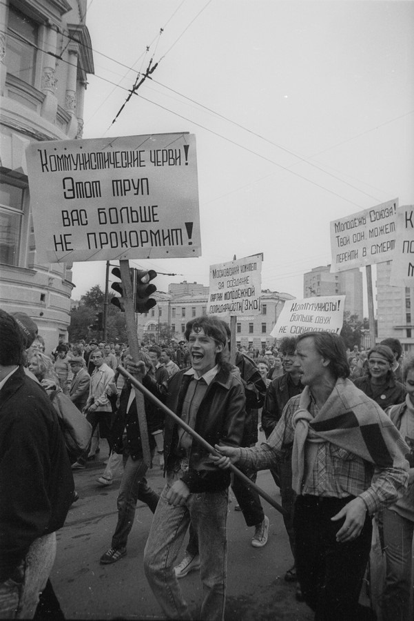 Плакаты того времени были... кхм... радикальны Плакаты того времени были... кхм... радикальны