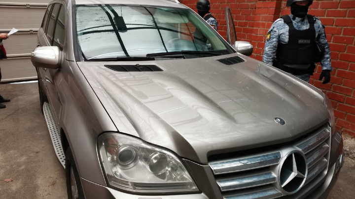 У екатеринбуржца арестовали Mercedes из-за того, что он затопил соседей канализацией
