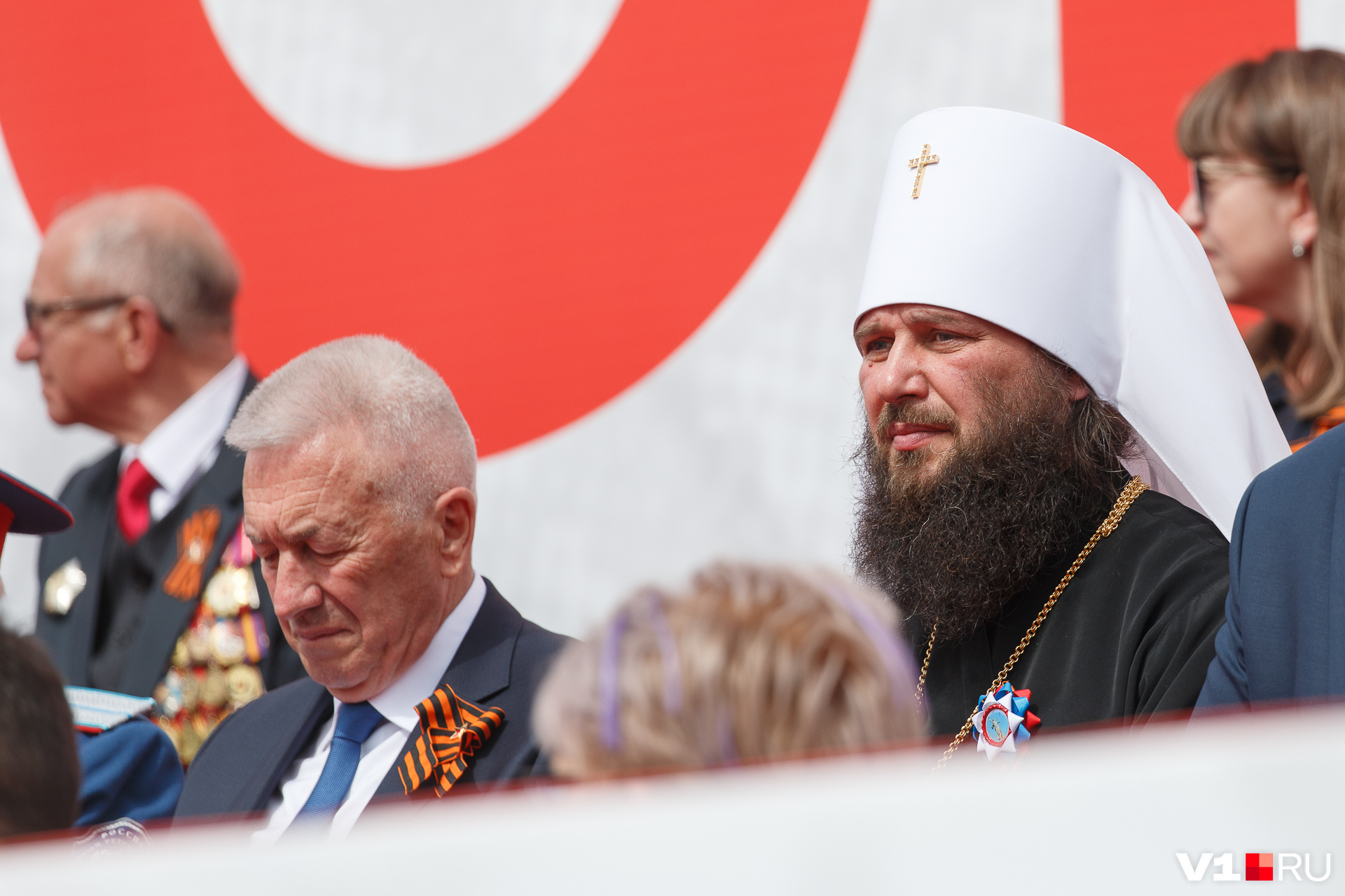 Главному православному священнику региона отцу Феодору повезло сесть рядом с главным ветераном региона Александром Блошкиным