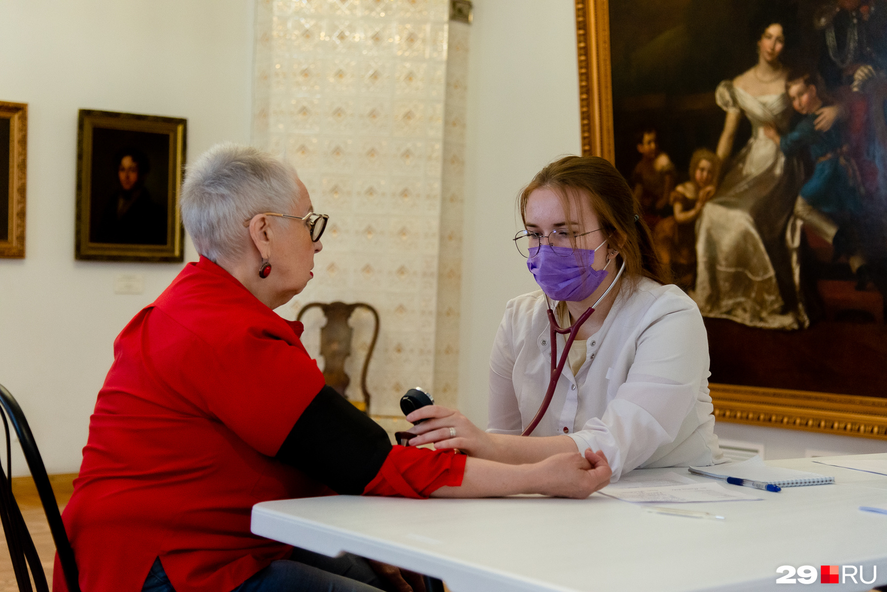 Перед уколом у сотрудников музейного объединения проверяют здоровье