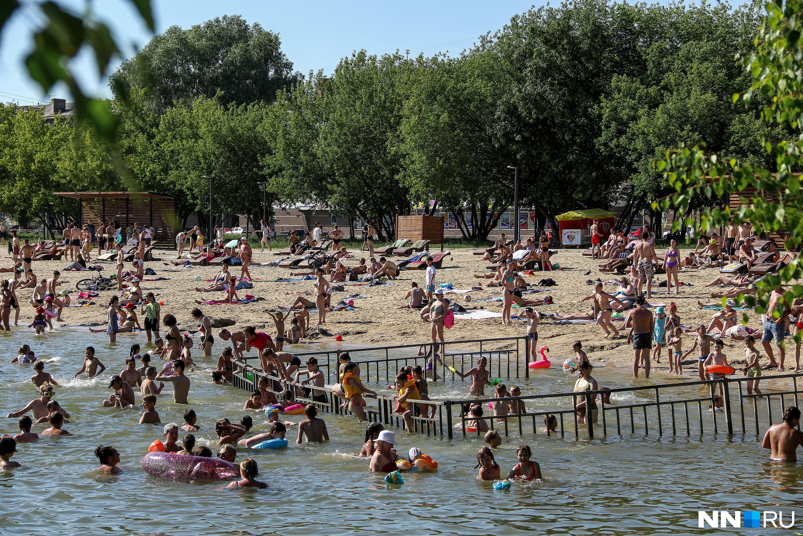 На пляже паркового озера есть специальный забор, загораживаюший зону купания для детей