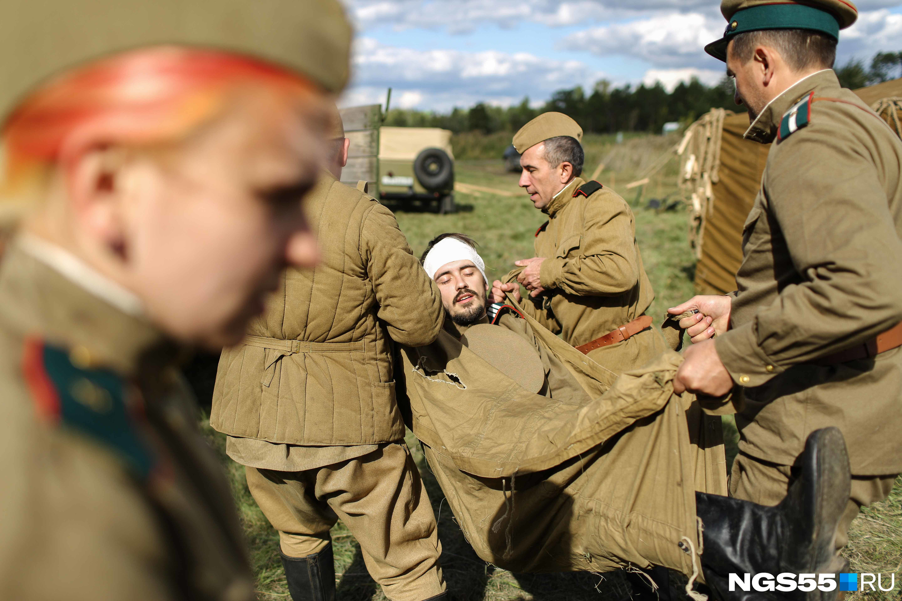 Участники «Щита Сибири» на собственном опыте узнали, как оказывалась на полях сражений помощь раненым во время войны с фашистской Германией