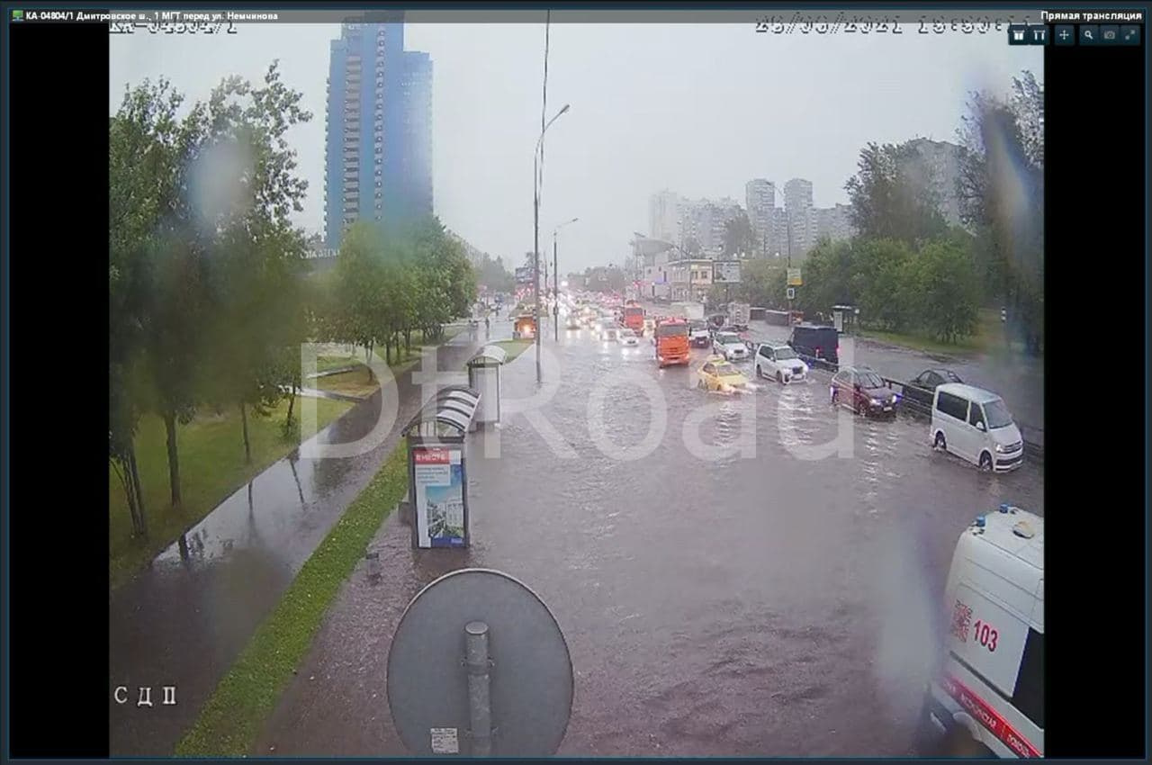 Московский ураган на видео: молния поджигает трансформаторную будку, в  метро водопады, на дорогу падает кран - 28 июня 2021 - ФОНТАНКА.ру