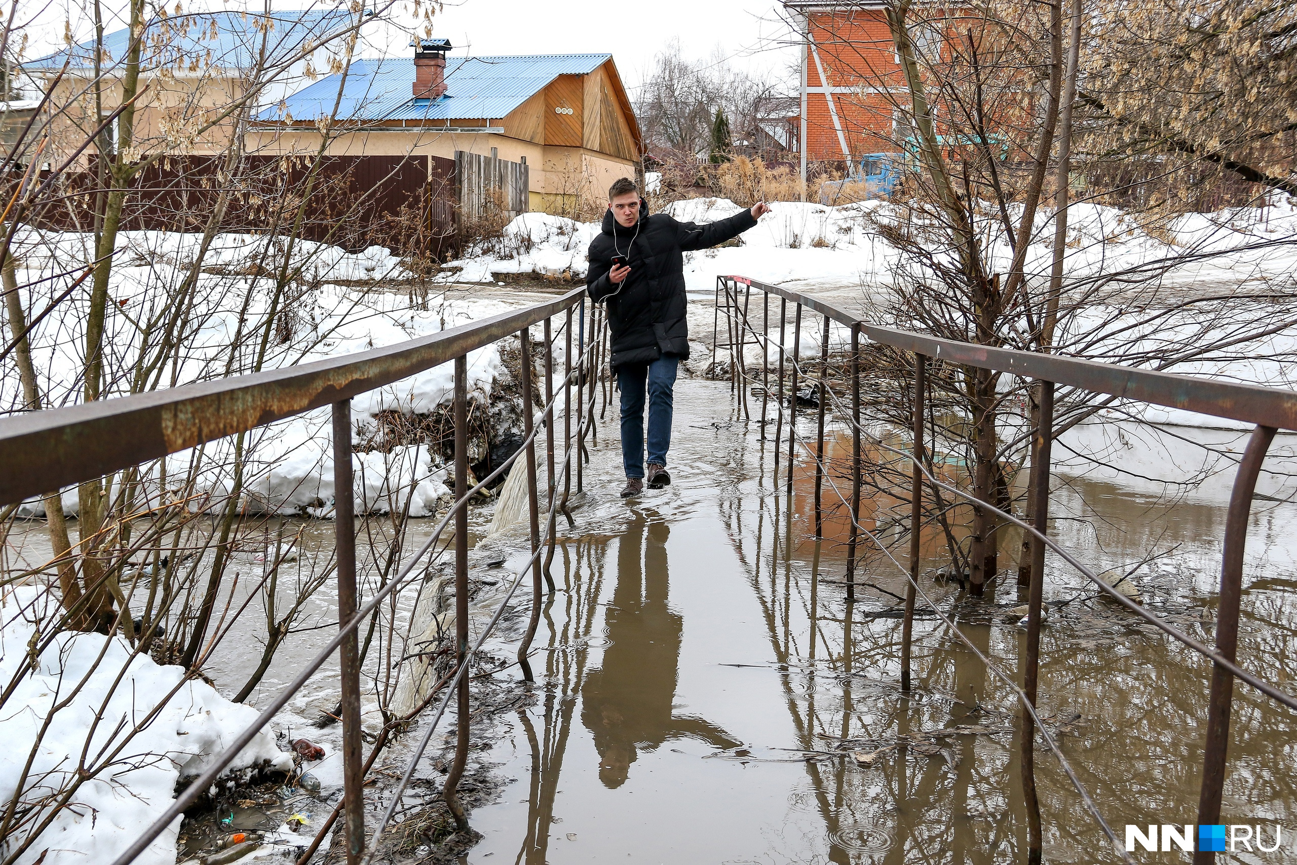 Самые отважные нижегородцы переходят мост прямо по воде