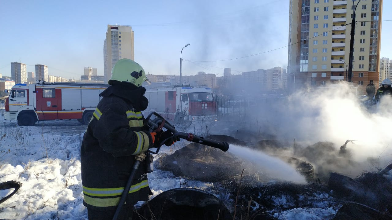 Новости на е1 екатеринбург сегодня. Пожар на Эльмаше. Эльмаш Екатеринбург пожар. Пожар Екатеринбург сейчас. Пожар на Эльмаше сейчас Екатеринбург.