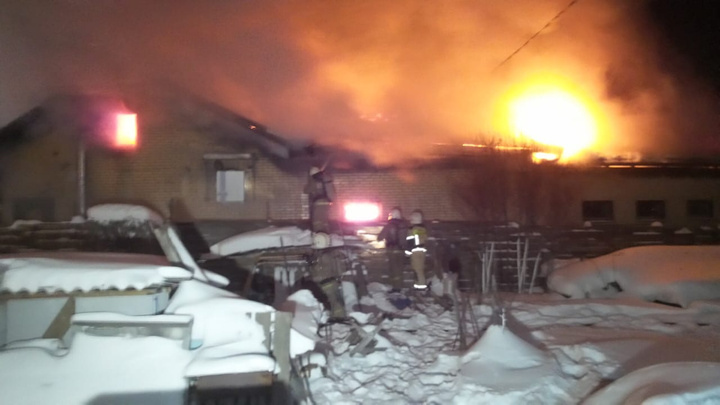 Из гаража эвакуировали Maybach: в Екатеринбурге в частном секторе загорелся коттедж