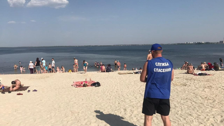 В Челябинске вывели спасателей на пляжи до официального открытия купального сезона