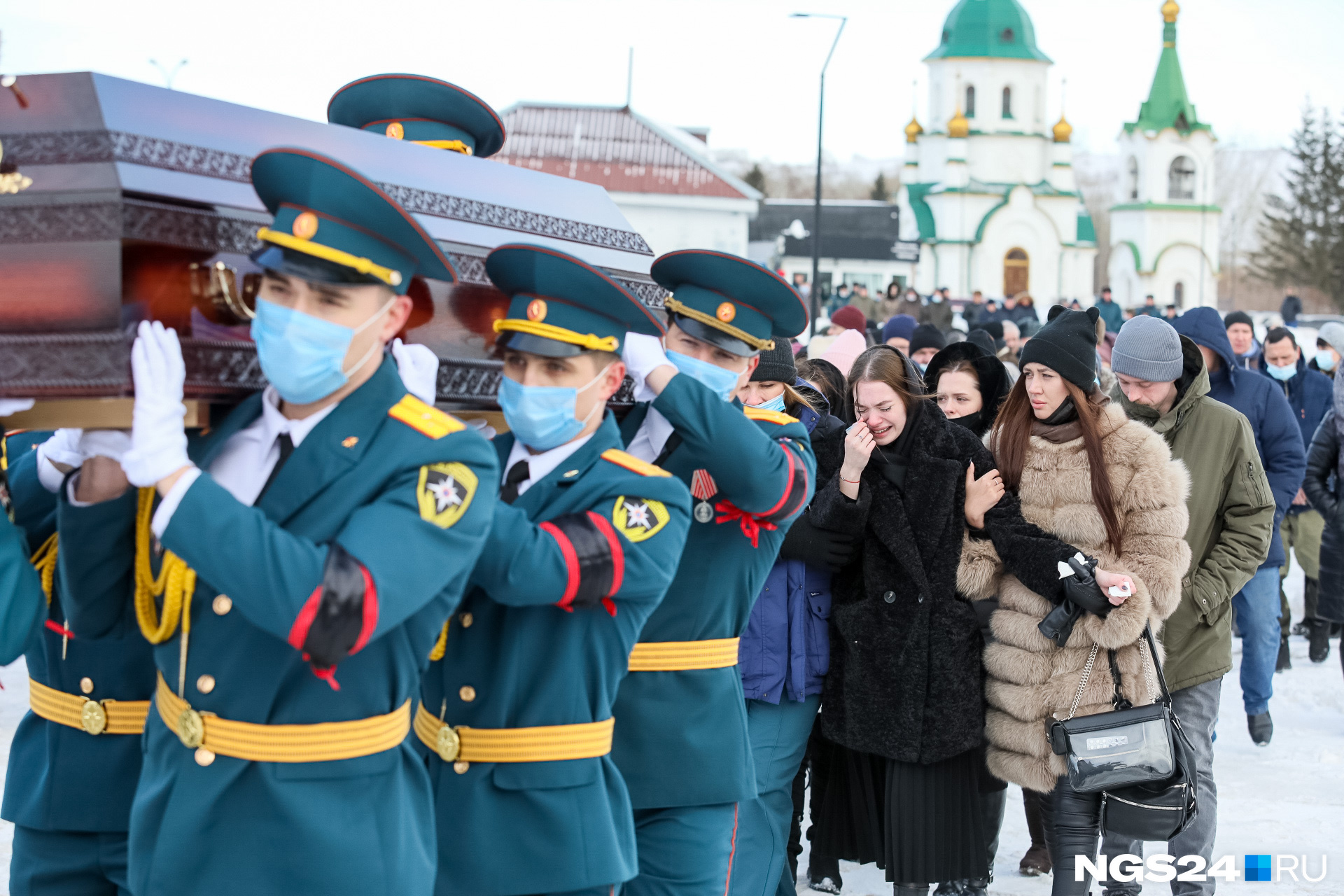 Сложнее всего утро переживали дочери и жены погибших Сложнее всего утро переживали дочери и жены погибших