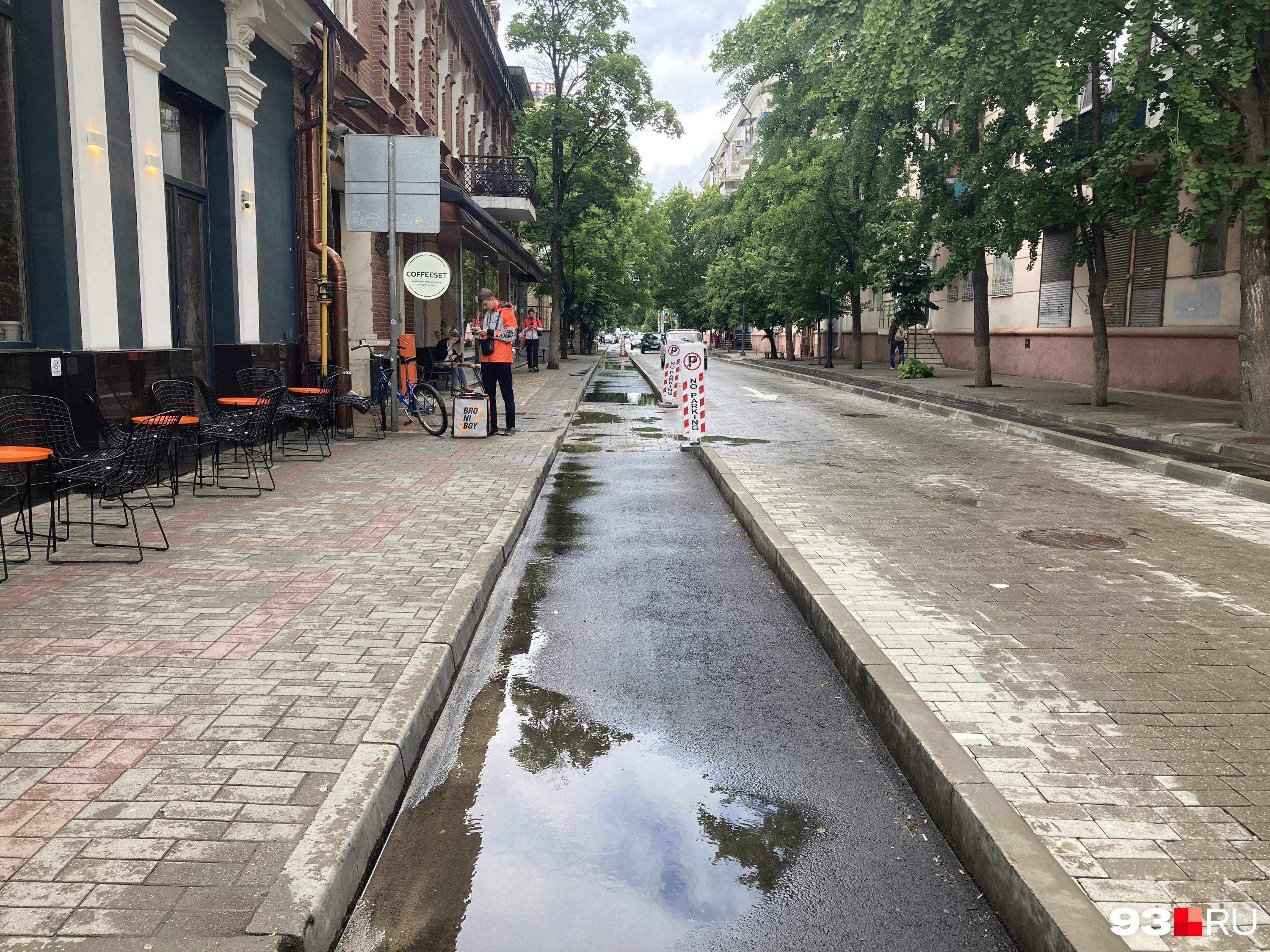 Велодорожки на улице Чапаева после дождя не слишком удобны для велосипедистов