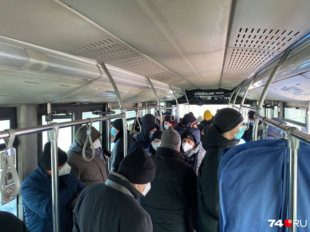 Пассажиры, отказавшиеся продолжать полет в такую погоду, пока сидят в автобусе Пассажиры, отказавшиеся продолжать полет в такую погоду, пока сидят в автобусе