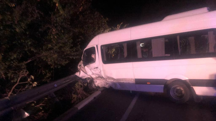 В Сочи в ДТП с микроавтобусом погибли двое, еще семерым потребовалась помощь