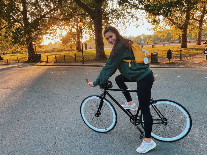 Лилии нравится кататься на велосипеде