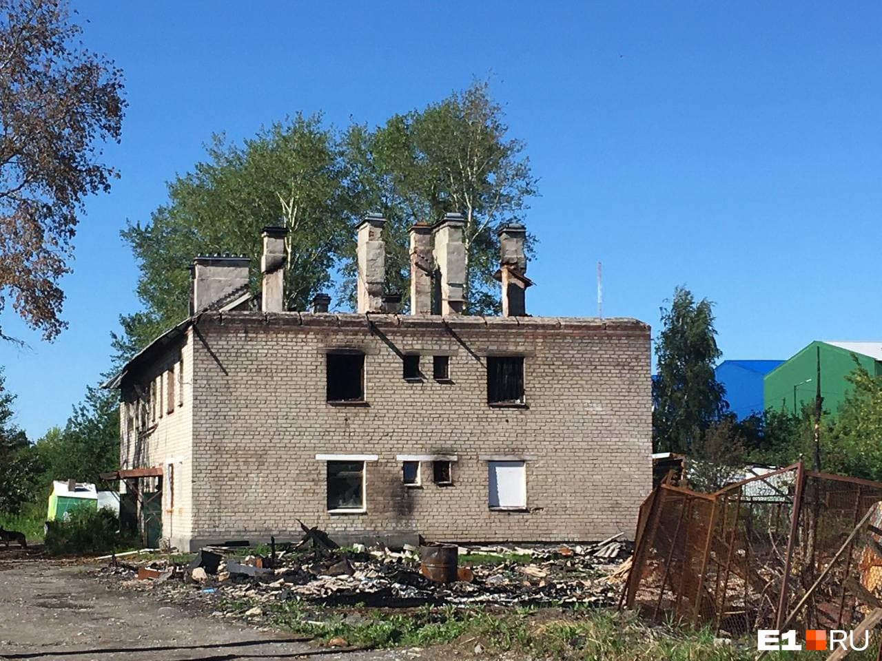 Три дома на Аппаратной сильно пострадали в пожаре Три дома на Аппаратной сильно пострадали в пожаре