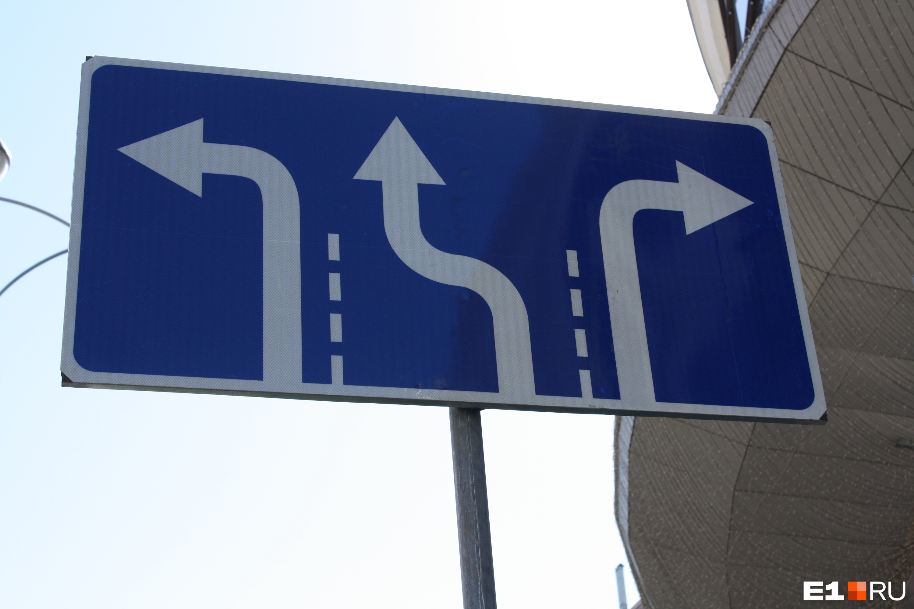 Новый знак 5.15.1 «Направления движения по полосам» установлен за несколько сотен метров от перекрестка, чтобы водители успели сориентироваться, в какую полосу им встать