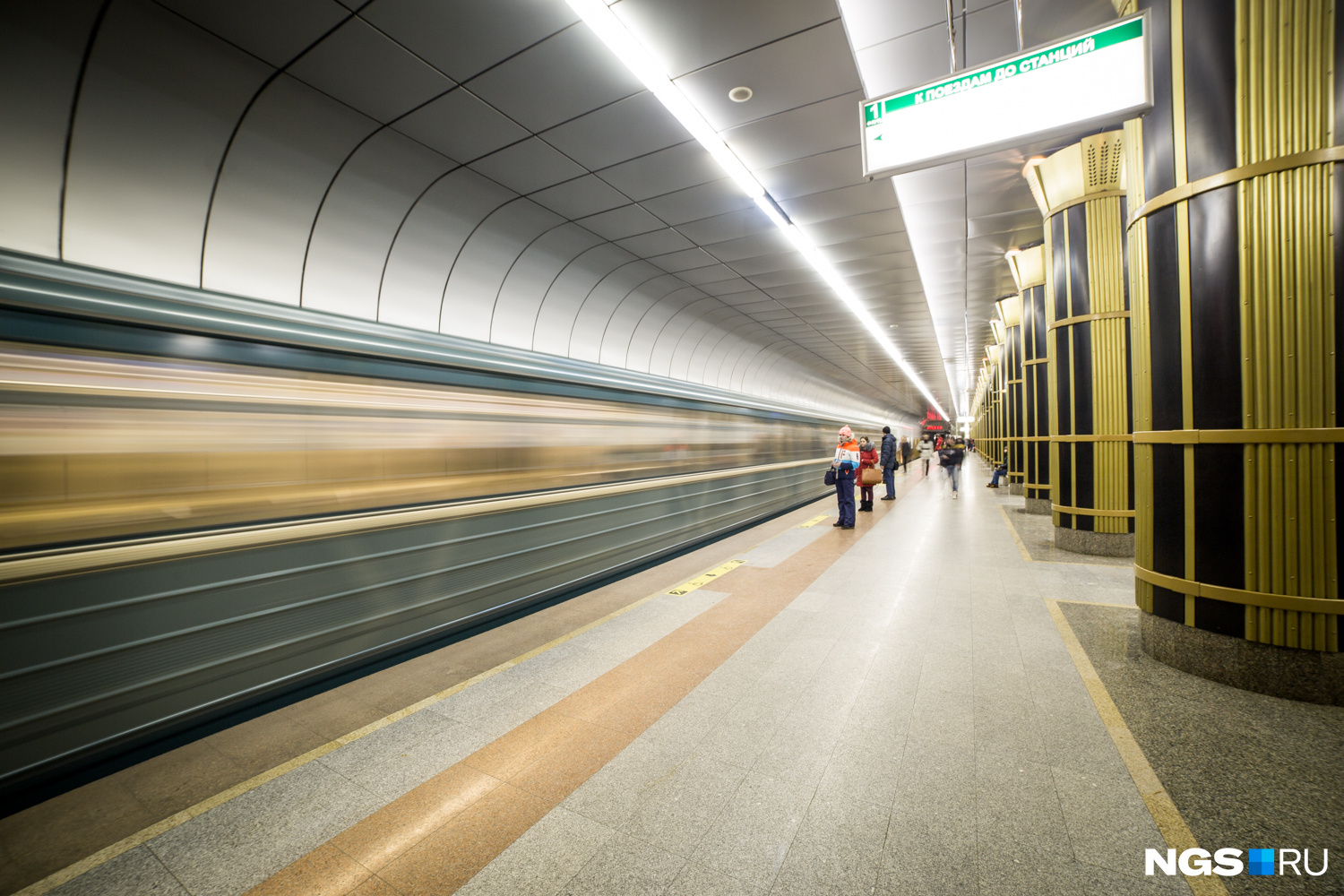 Metro gold. Золотая Нива (станция метро). Станция Золотая Нива Новосибирск. Станция метро Золотая Нива Новосибирск. Метро Золотая Нива 2022 год.